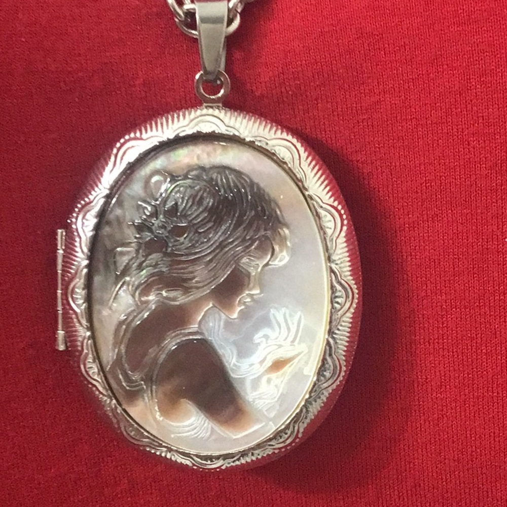 Victorian Style Female Portrait Depicted on Large Silver Metal Locket & SS Chain